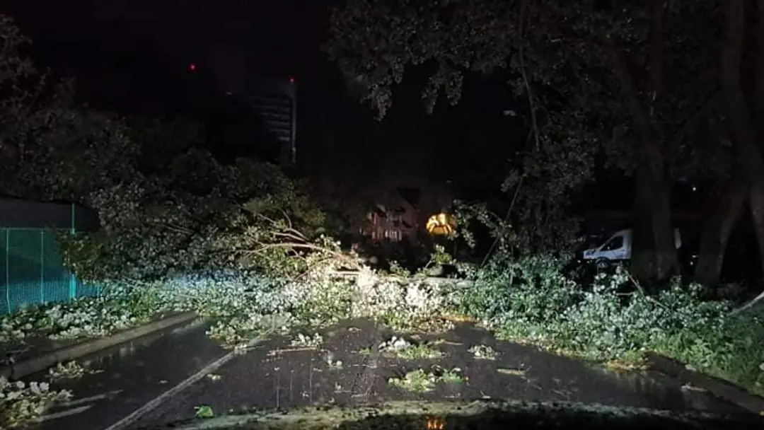 Nočná smršť lámala stromy, brala strechy a rozmetala letné terasy 