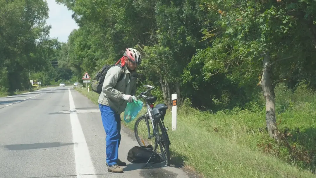 Pán Milot dobrovoľne čistí krajnicu.