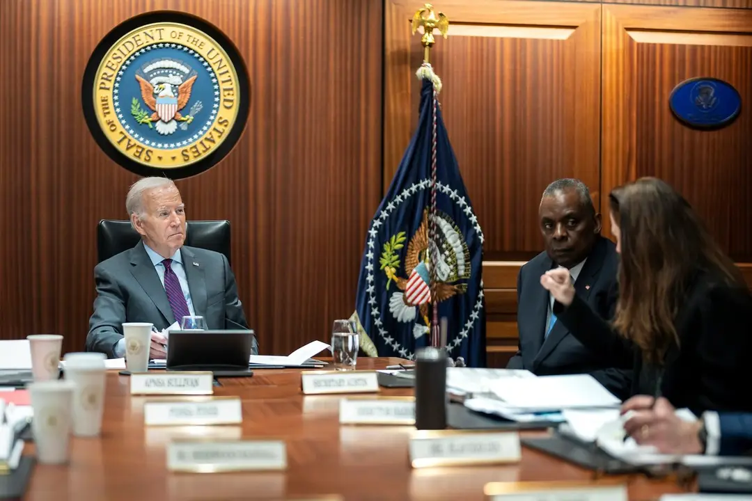 Prezident USA Joe Biden a minister obrany Lloyd Austin počas briefingu v Bielom dome.