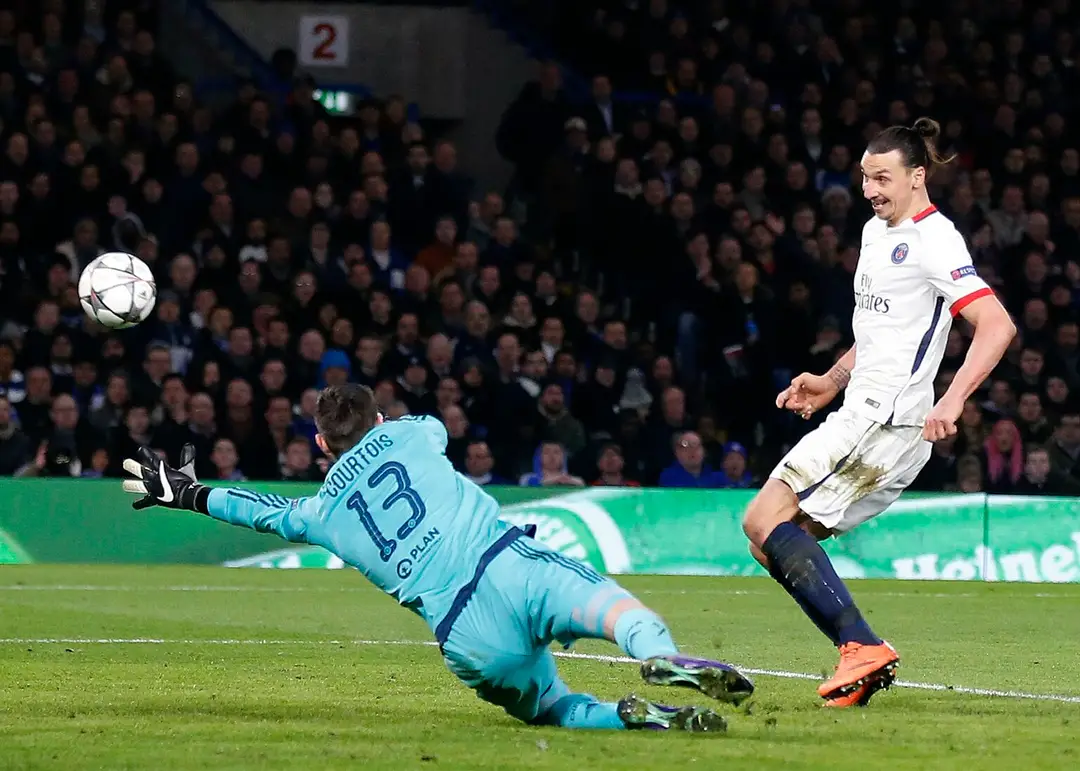 Zlatan Ibrahimovič strieľa gól Thibaultovi Courtoisovi.