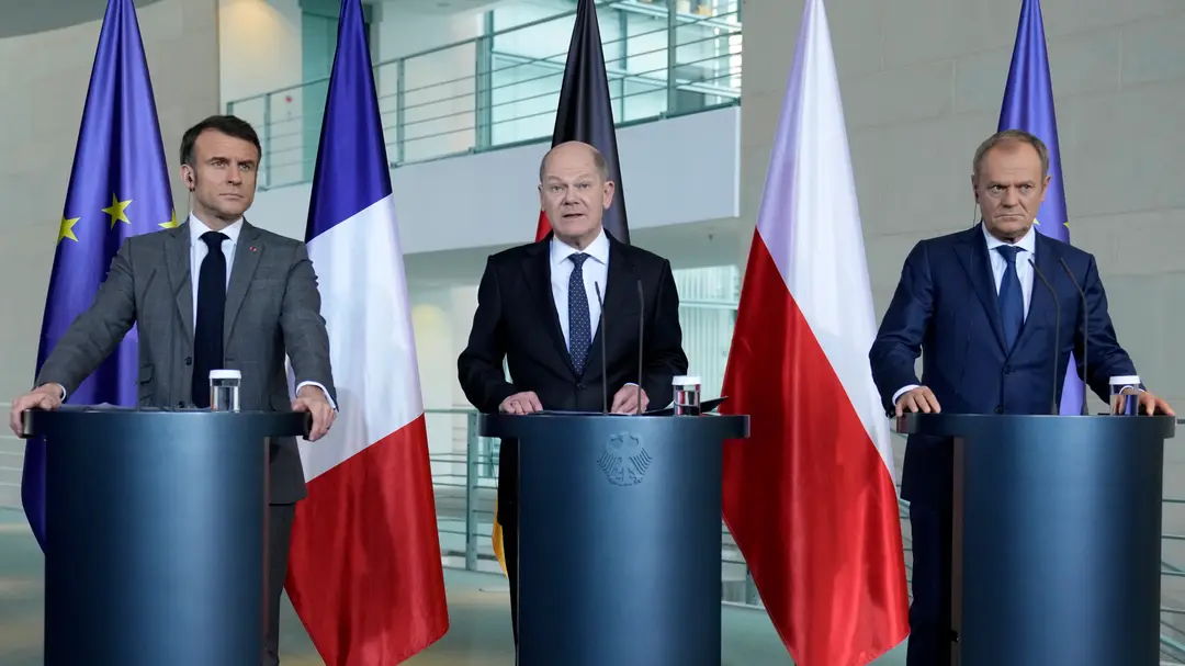 Emmanuel Macron (vľavo), nemecký kancelár Olaf Scholz a poľský premiér Donald Tusk. Lídri tzv. Weimarského trojuholníka.