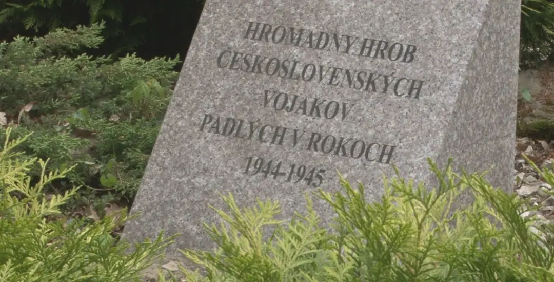 Hromadný hrob padlých vojakov. 