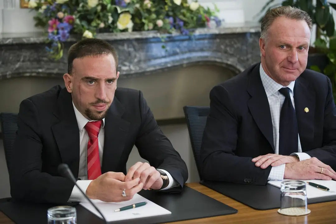 Na snímke hráč Bayernu Franck Ribéry a prezident klubu Karl-Heinz Rummenigge.
