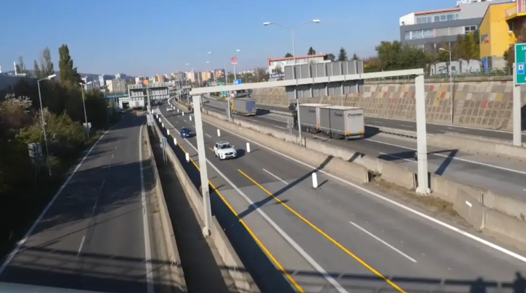 Na snímke úsek cesty zo Záhoria do Bratislavy, kde začali prerábať kanalizáciu.