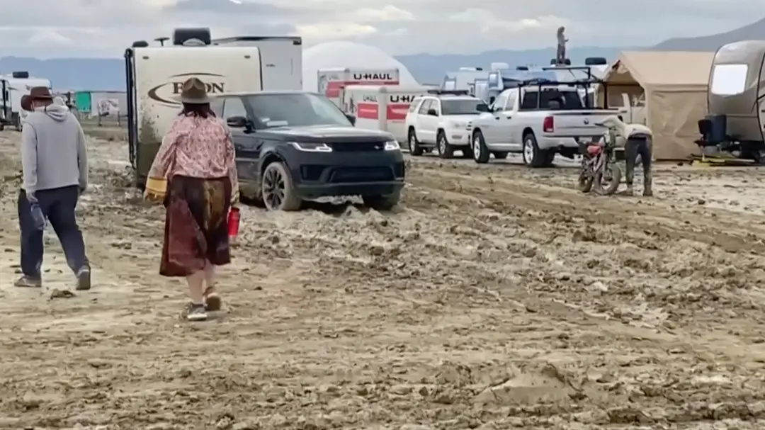 Ľudia sa vracajú z festivalu domov.