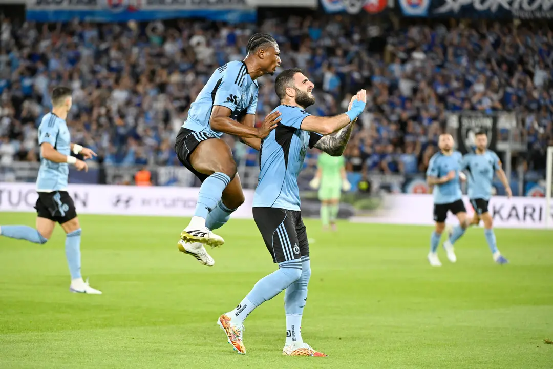 Na snímke v popredí vpravo Tigran Barseghjan a vľavo hore Rahim Ibrahim (obaja Slovan).