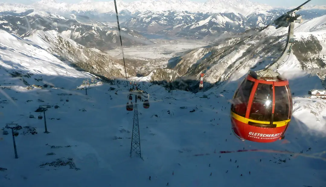 Lyžiarske stredisko v rakúskych Alpách pri dedinke Kaprun.