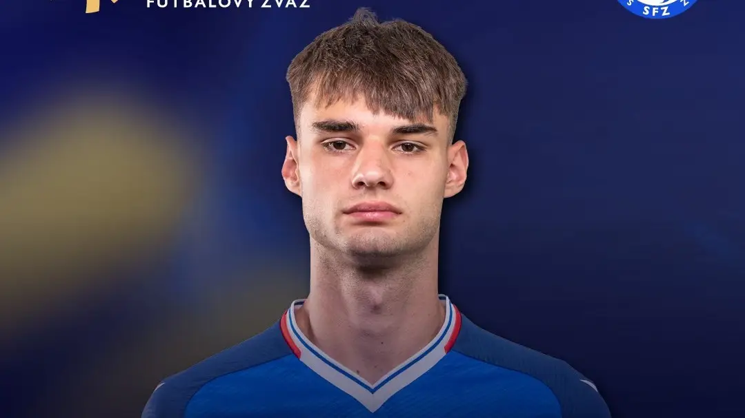 František Kóša s ocenením od SFZ. (cropped)