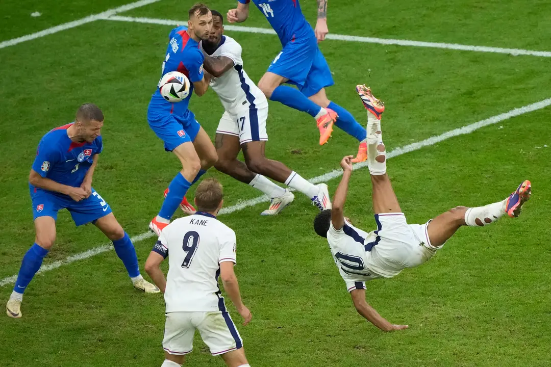 Angličan Jude Bellingham strieľa gól tímu v osemfinále ME 2024 proti Slovensku.