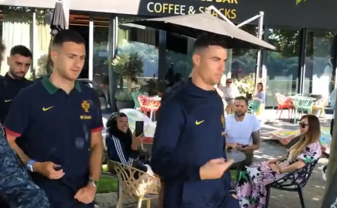 Ronaldo na prechádzke so spoluhráčmi.