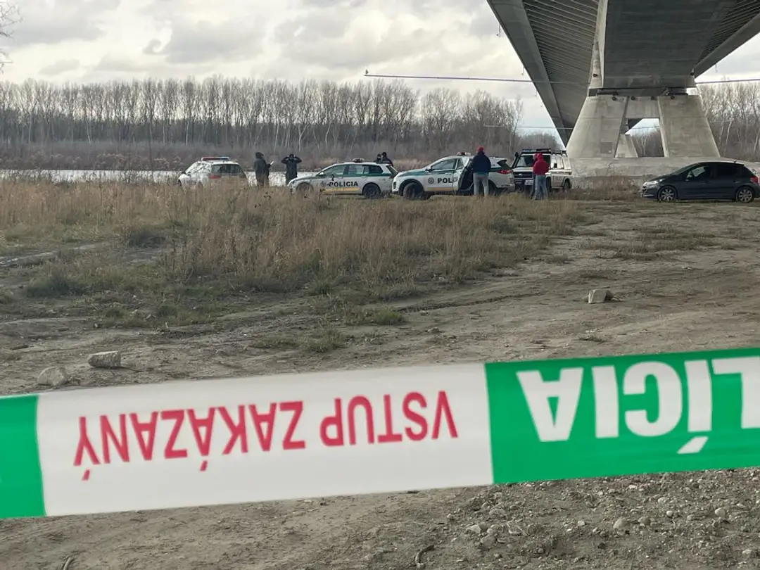 Polícia našla mŕtve ženské telo v Dunaji.