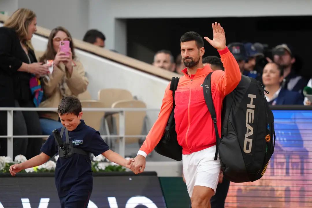 Srbský tenista Novak Djokovič (vpravo) prichádza na kurt