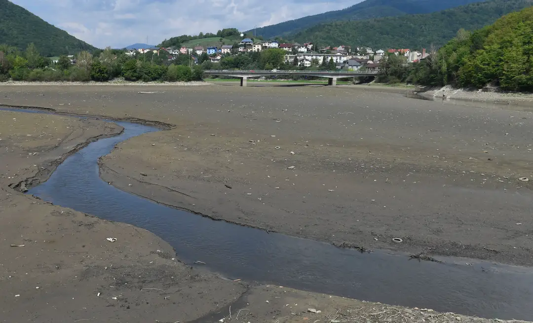 Na snímke vodná nádrž Ružín takmer bez vody.