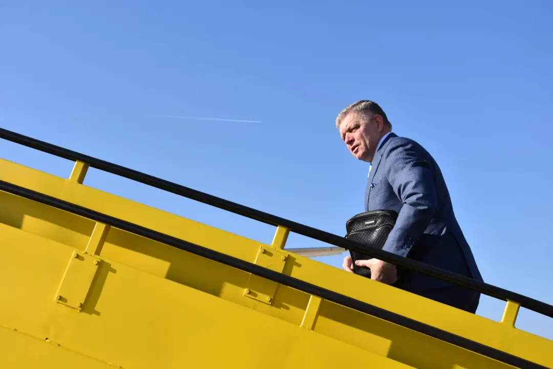 Na snímke premiér Robert Fico nastupuje do lietadla na letisku M.R. Štefánika v Bratislave.
