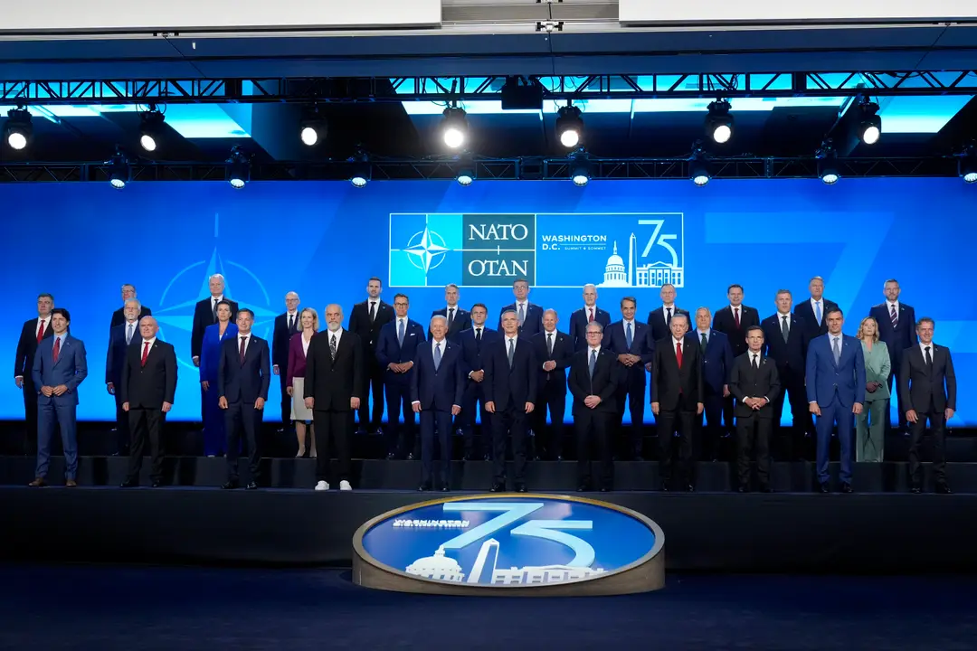 Lídri krajín NATO pózujú pre spoločnú fotografiu na summite NATO.
