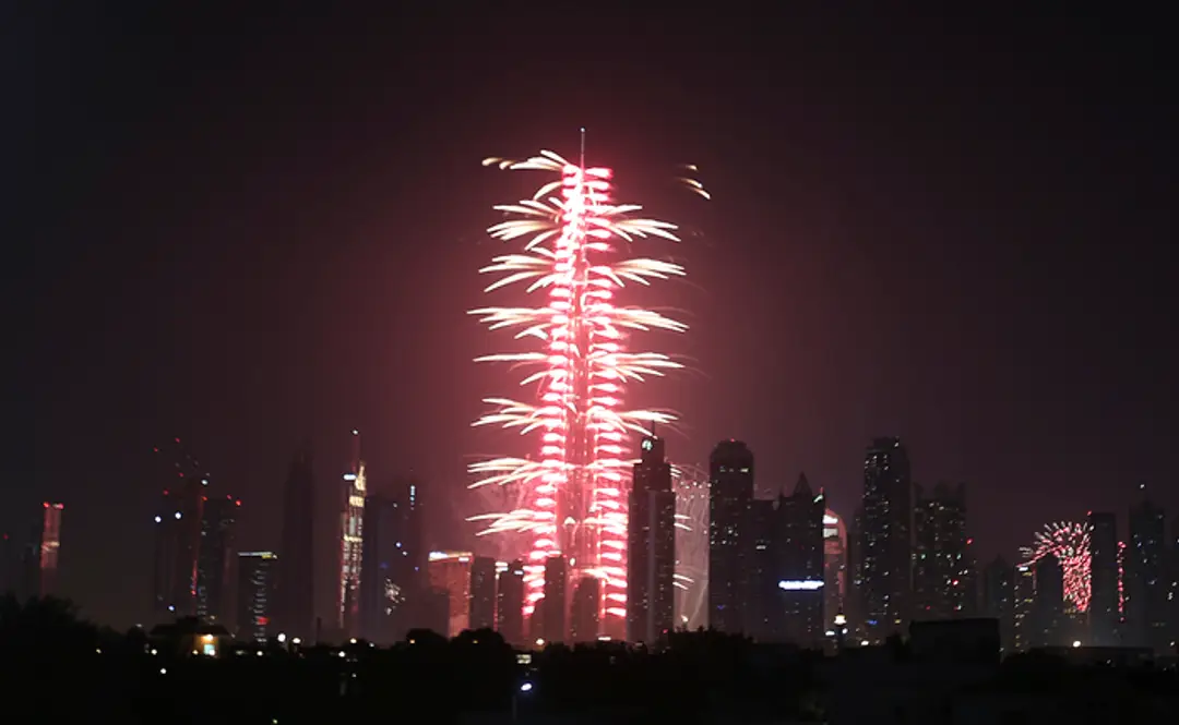 Ohňostroj na mrakodrape Burdž Chalífa v Dubaji.
