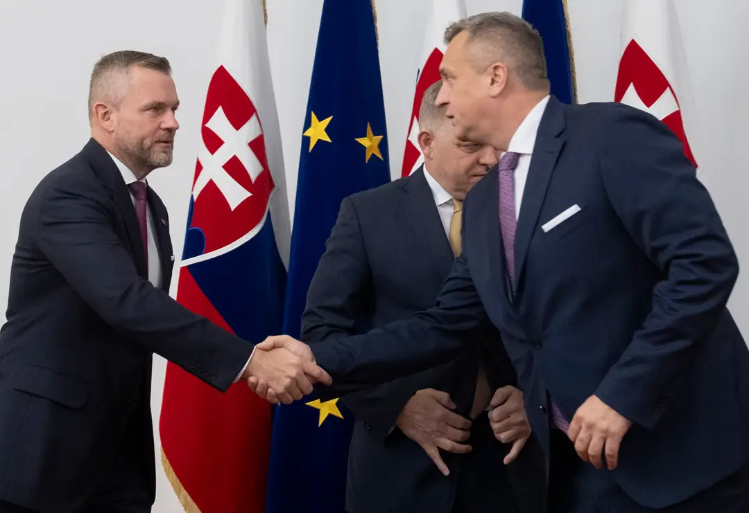 Na snímke zľava predseda strany Hlas-SD Peter Pellegrini, predseda Smer-SD Robert Fico a predseda strany SNS Andrej Danko 