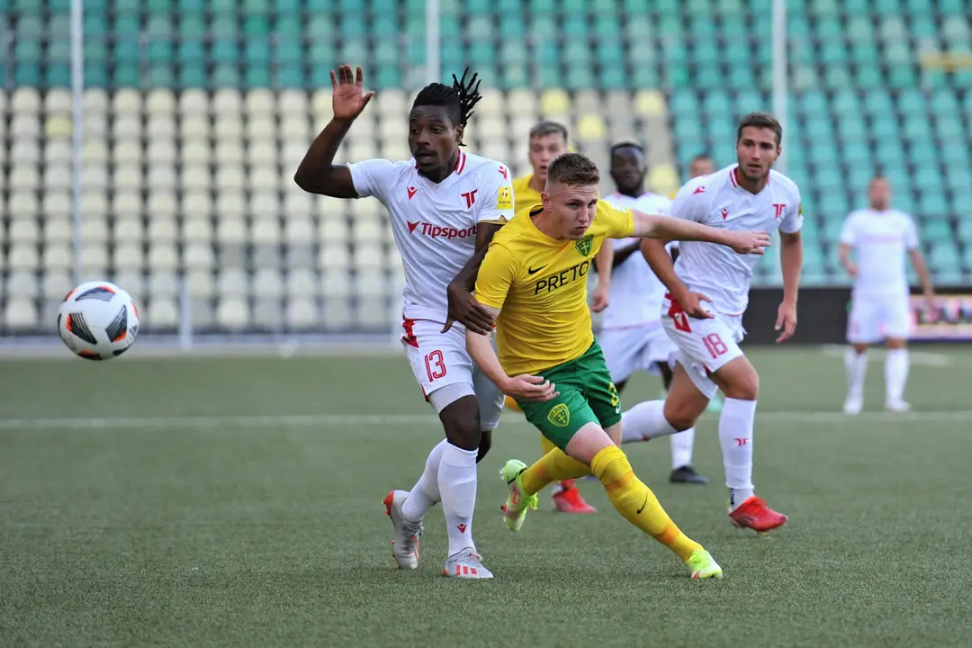 Zľava Kingsley Madu a vzadu vpravo Samuel Lavrinčík (Trenčín) a uprostred Tibor Slebodník (Žilina).