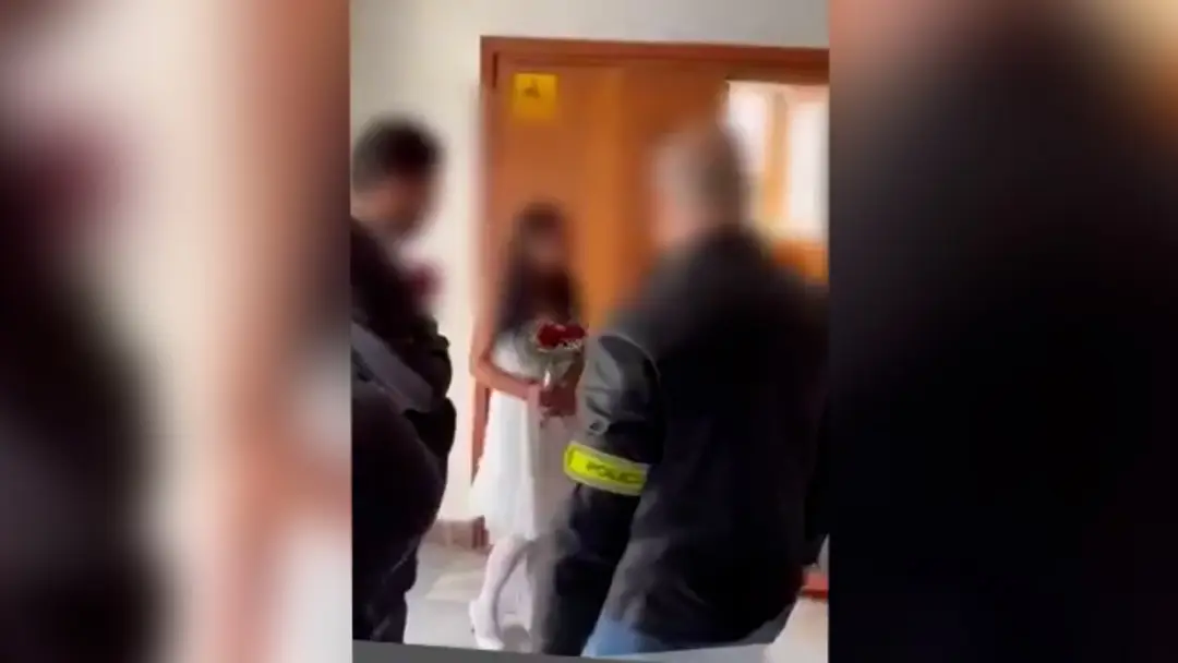Nevestu v putách odvádzajú policjati.
