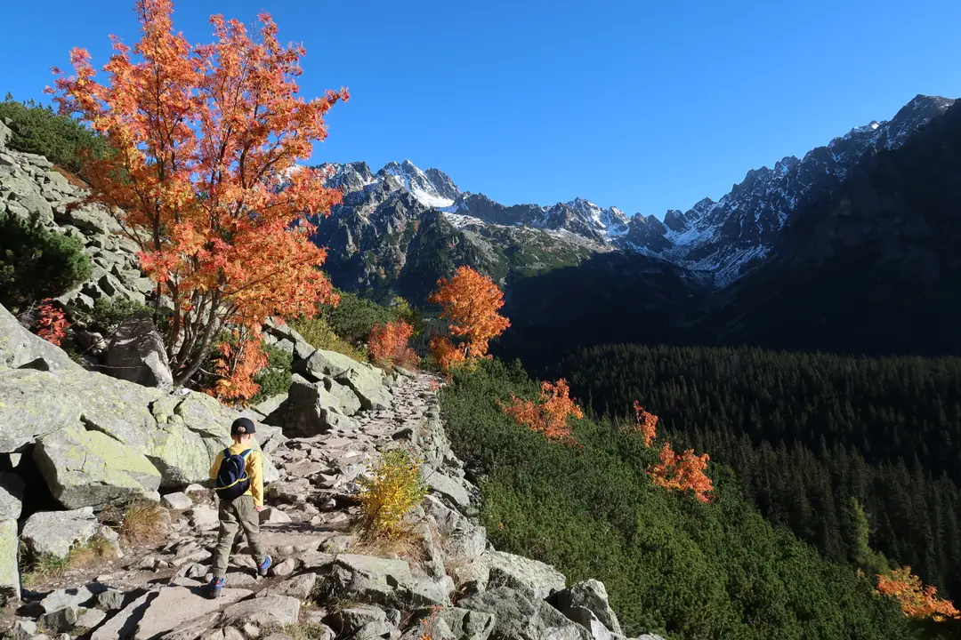 Na snímke jesenná turistika vo Vysokých Tatrách, trasa zo Štrbského na Popradské pleso.