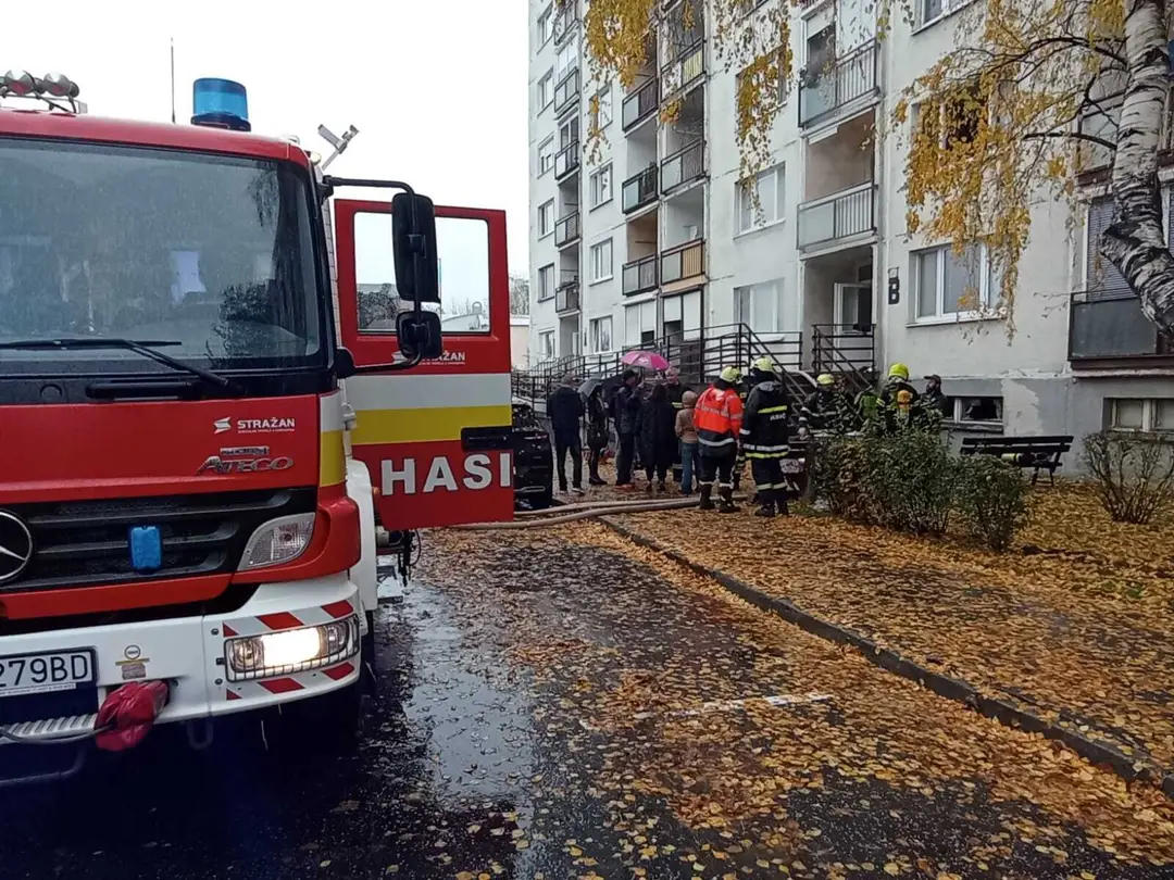 FOTO: Veľký požiar v Topoľčanoch. Bytovku evakuovali, viacero ľudí sa zranilo