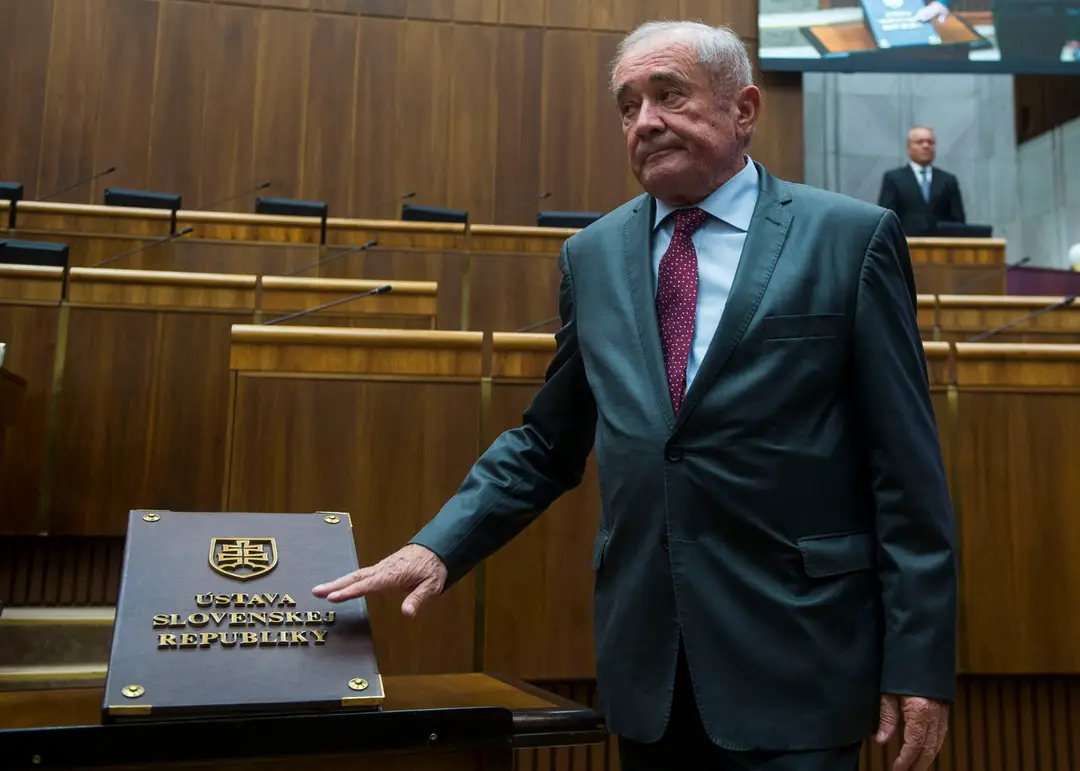Na snímke Dušan Muňko (Smer-SD) skladá poslanecký sľub.