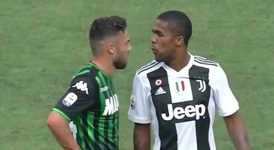 Douglas Costa opľul protihráča.