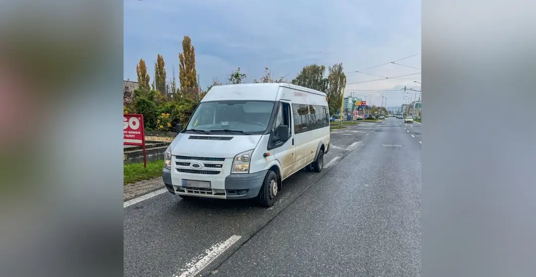 Mikrobus zastavili policajti
