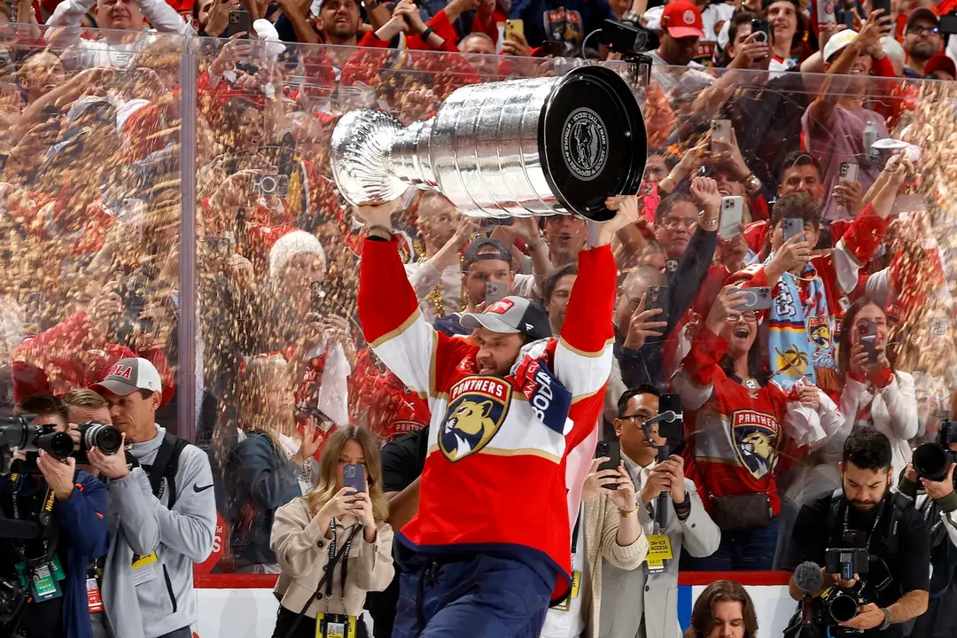 Kapitán Floridy Aleksander Barkov drží nad hlavou Stanleyho pohár.