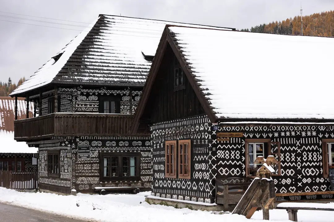 Zasnežená Drevenica Ondreja Gregora a Radenov dom v obci Čičmany.