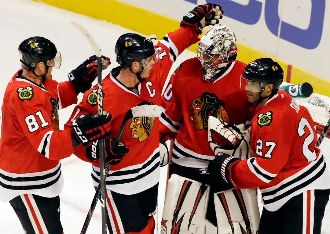 Hokejisti Chicaga Blackhawks, zľava Marián Hossa, Jonathan Toews , brankár Ray Emery a Johnny Oduya.