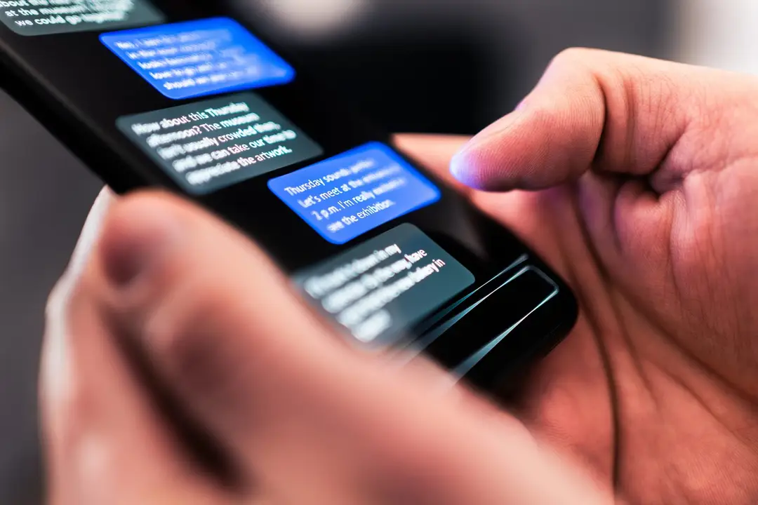 Na snímke textová správa na mobilnom telefóne.