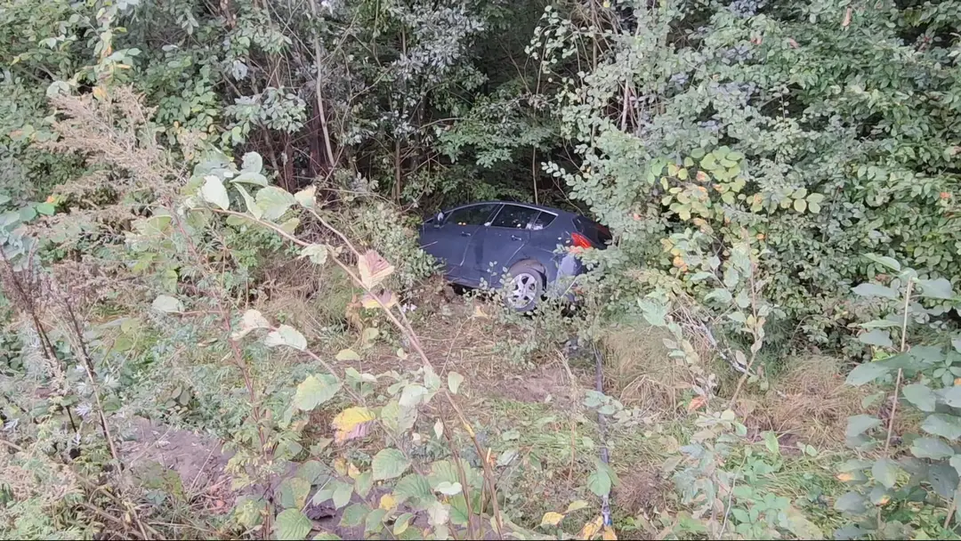 Opustené havarované auto pri Svidníku.