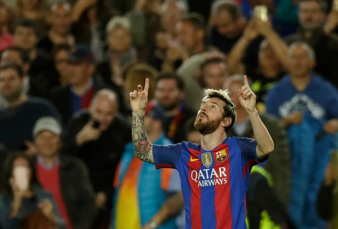 Kanonier Barcelony Lionel Messi oslavuje gól proti Manchesteru City v zápase LM.