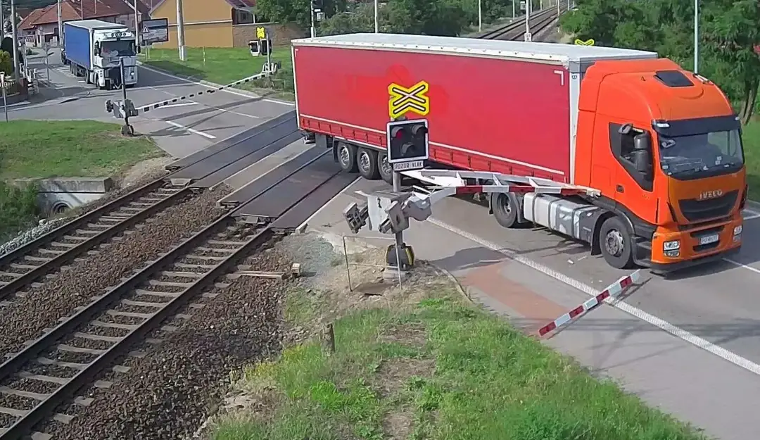 Kamión prerazil závoru v českej obci Moravský Písek