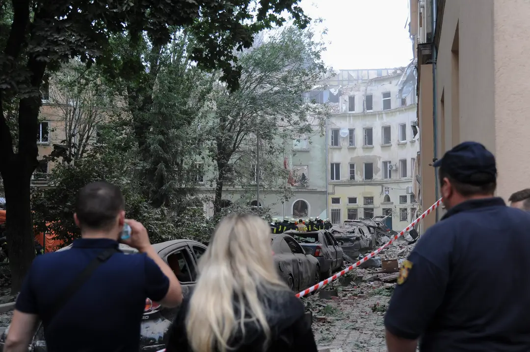 Zničená obytná budova po ruskom raketovom útoku v meste Ľvov.
