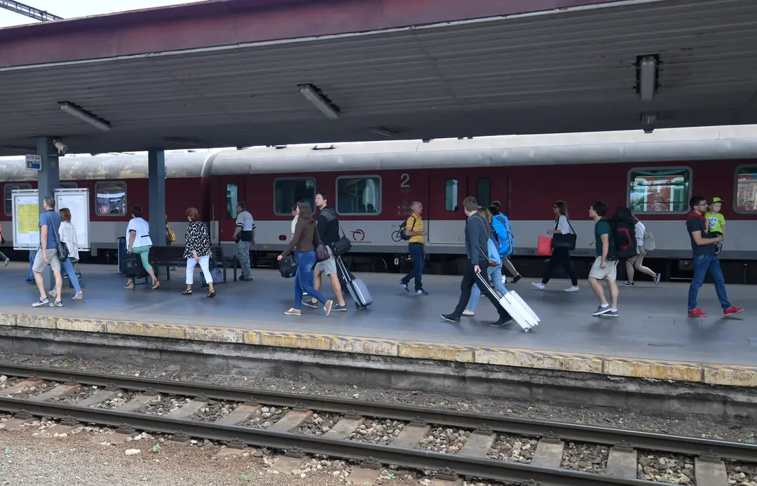 Cestujúci na železničnej stanici v Košiciach