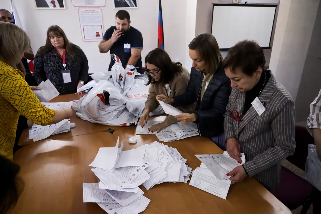 Členovia volebnej komisie spočítavajú hlasovacie lístky vo volebnej miestnosti po miestnych voľbách v Donecku.
