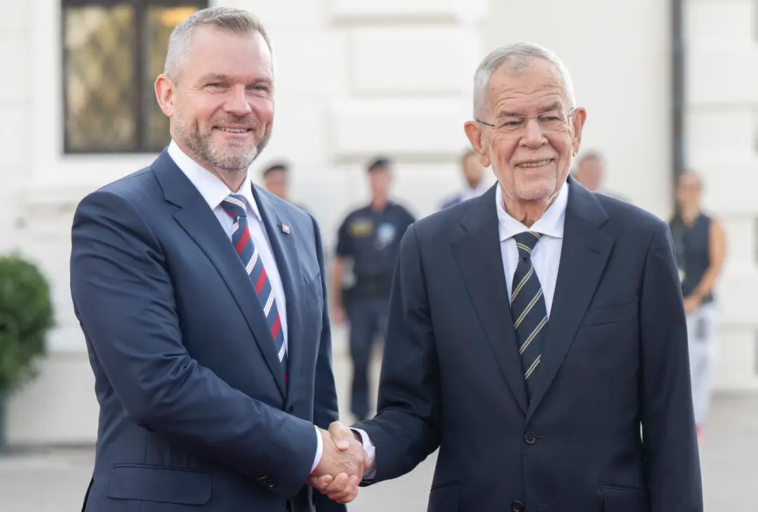 Na snímke vľavo prezident SR Peter Pellegrini a vpravo rakúsky spolkový prezident Alexander Van der Bellen.