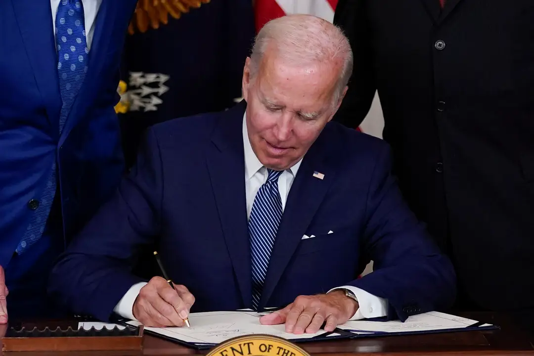Americký prezident Joe Biden podpisuje zákon o klíme.