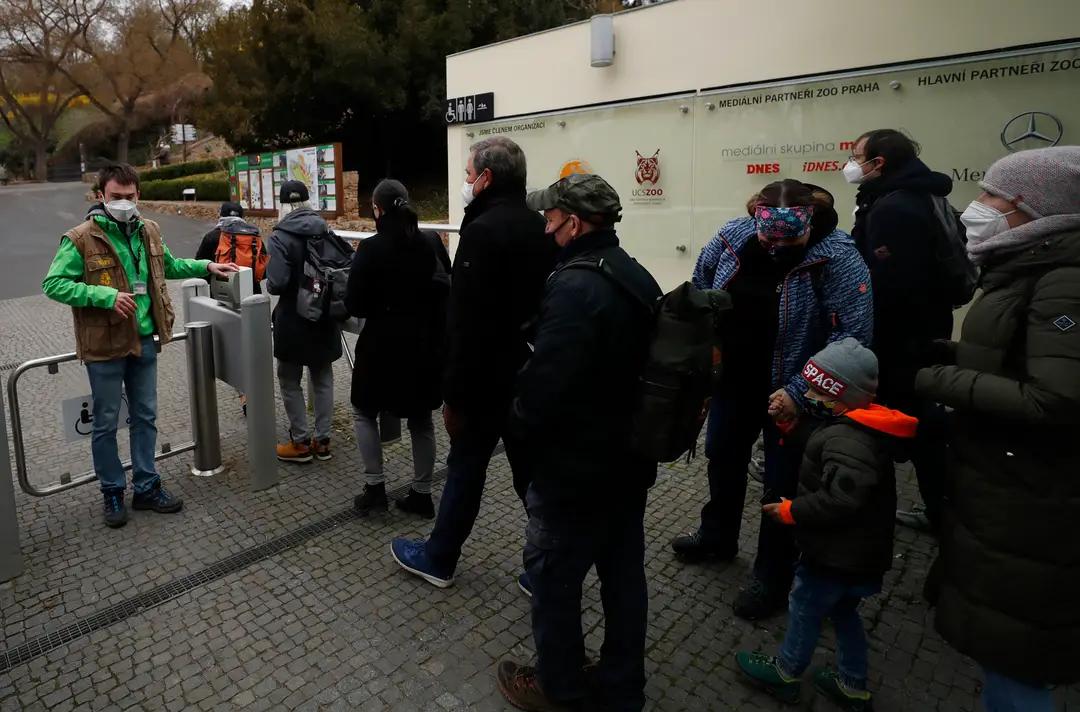 Návštevníci čakajú v rade pred vstupom do ZOO v Prahe v pondelok 12. apríla 2021.