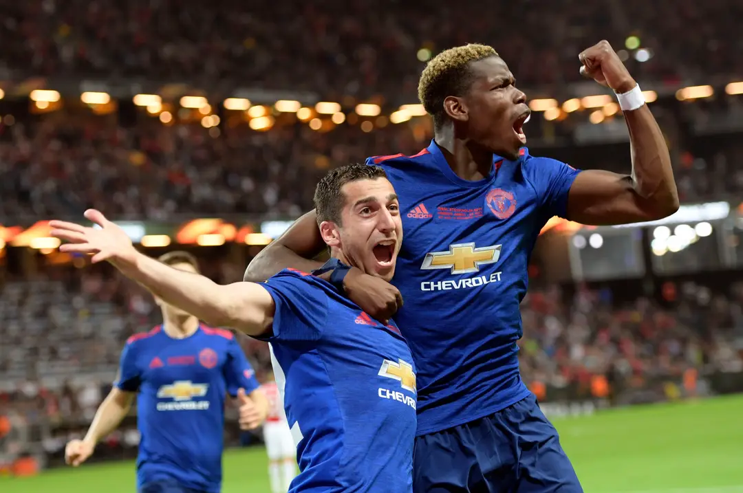 Paul Pogba (vpravo) a Henrik Mchitarjan z ManUtd oslavujú gól vo finále EL proti Ajaxu.
