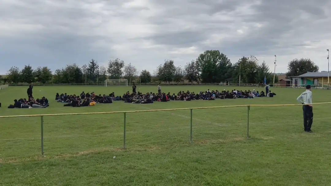 Migranti na futbalovom ihrisku.