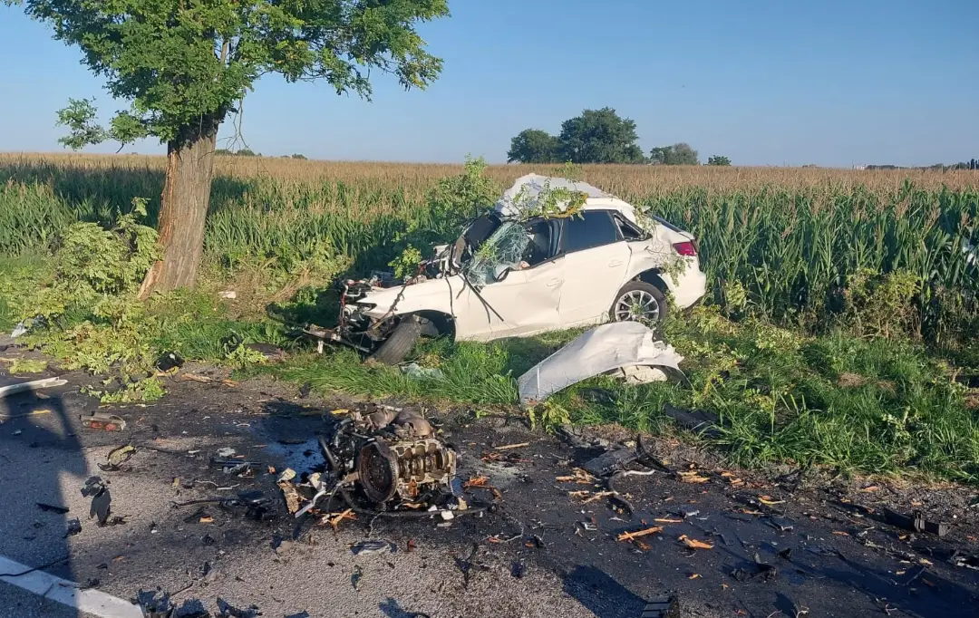 Na snímke zábery po tragickej nehode pri Dunajskej Strede.