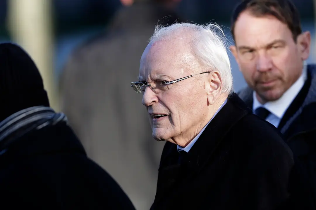 Bývalý nemecký prezident Roman Herzog prichádza na štátny pohreb bývalého nemeckého spolkového kancelára Helmuta Schmidta.
