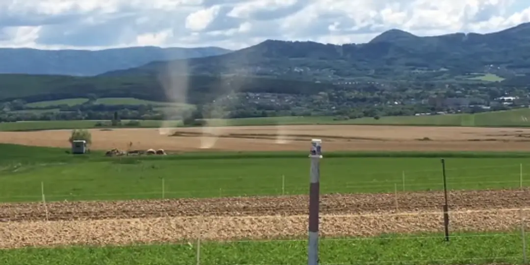 Na snímke pole a niekoľko prachových vírov, ktoré sa objavili v obci Kanianka.