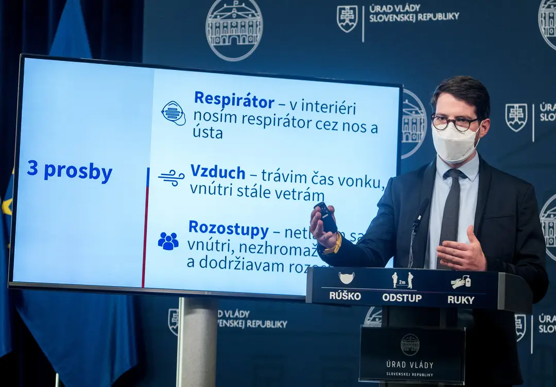 Šéf Inštitútu zdravotníckych analýz Matej Mišík počas tlačovej konferencie porokovaní vlády.