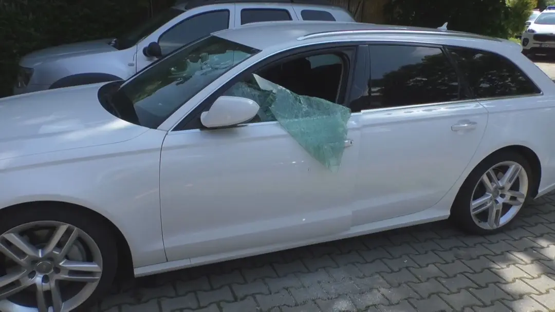 Auto so rozbitým predným oknom