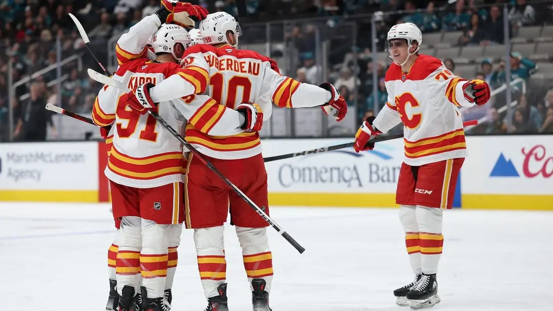 Martin Pospíšil (prvý sprava) oslavuje so spoluhráčmi gól Calgary.
