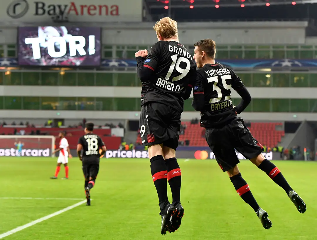 Julian Brandt (vľavo) oslavuje so spoluhráčom z Leverkusenu Vladlenom Jurčenkom gól do siete AS Monaco v dueli LM.